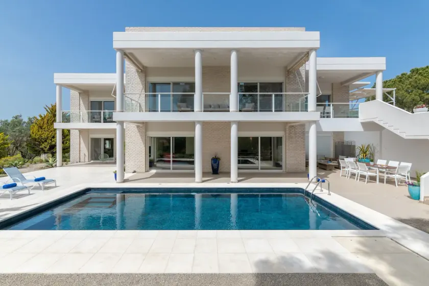 HillTop Luxury Villa - Image 1