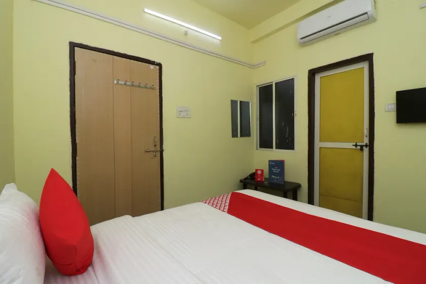 Hotel Om Sai Plaza By OYO Rooms - Image 1