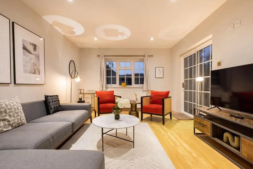 The Wycombe House - Inviting 5bdr House With Garden - Image 1