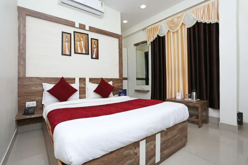 Hotel Queen by OYO Rooms - Image 1