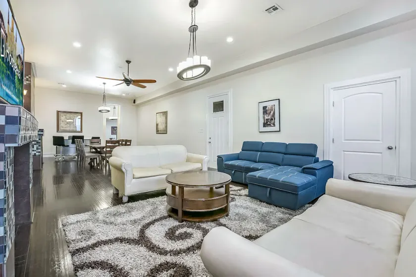 Downtown Spacious Suites by Hosteeva - Image 1