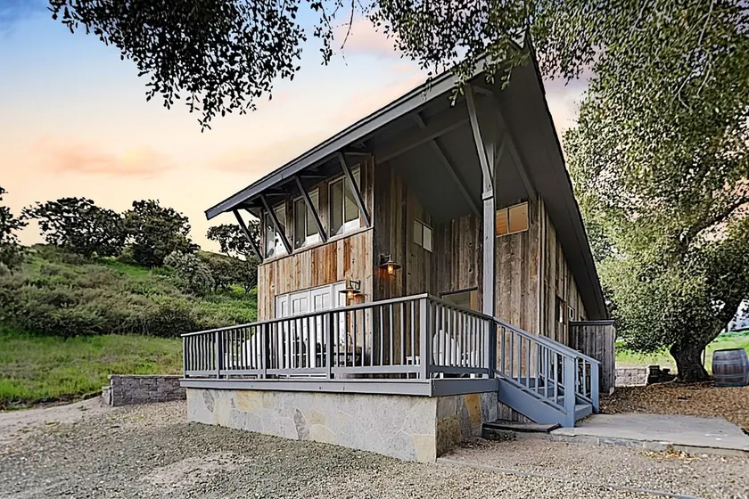 Private On Vineyard W/ Loft & Hill Views 2 Bedroom Cottage - Image 1