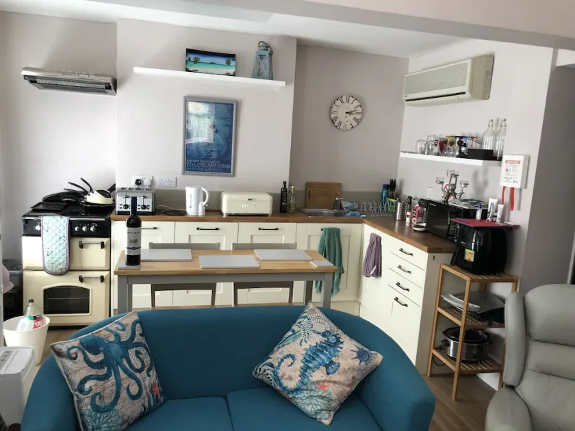 Superb Apartment With Sky Glass TV and Netflix - Image 1