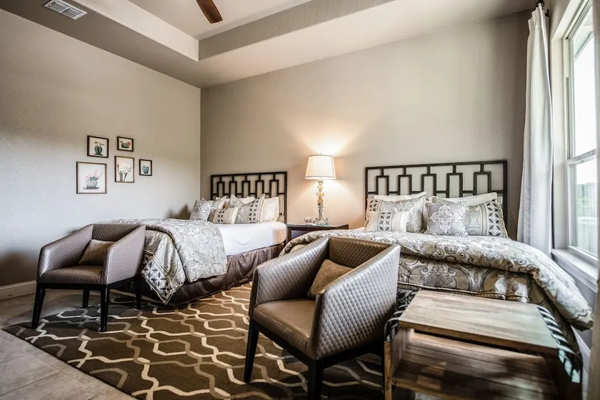 Century Oak Casita By Remi's Ridge & Hayes Hollow 1 Bedroom Duplex - Image 1