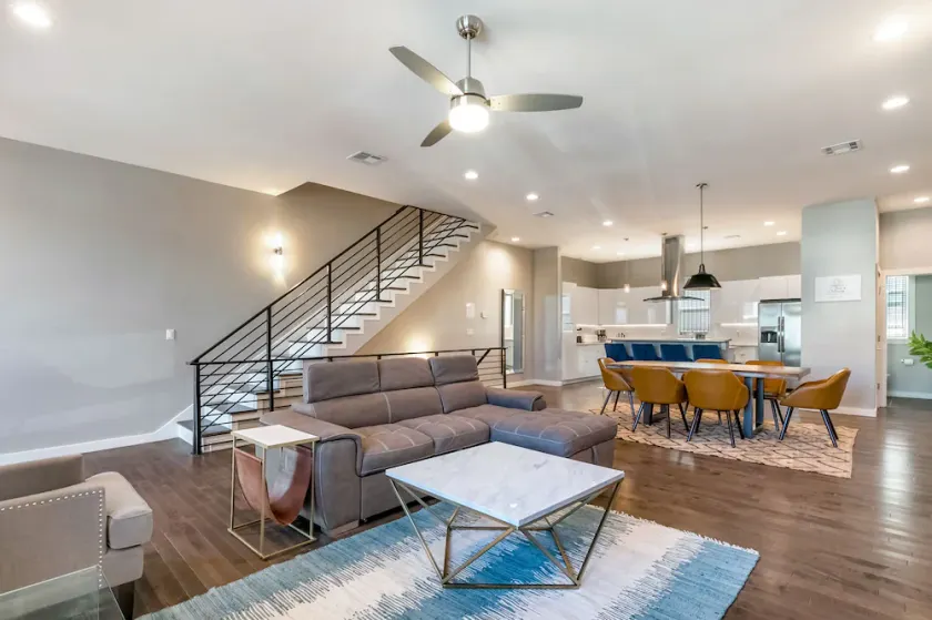 Stunning 4 BR Townhouse in Mid City - Image 1