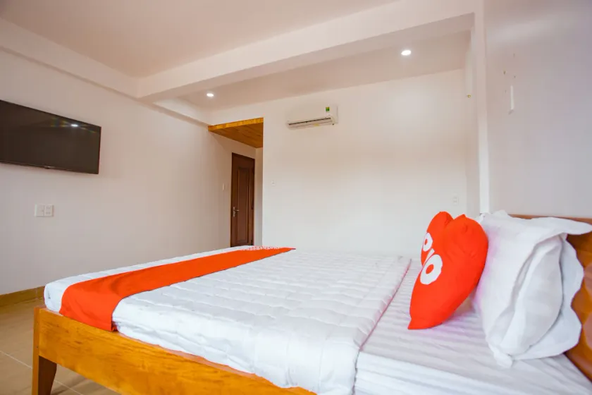 Lucky Hotel by OYO Rooms - Image 1