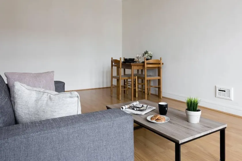 Spacious 2BR flat in Putney - Image 1