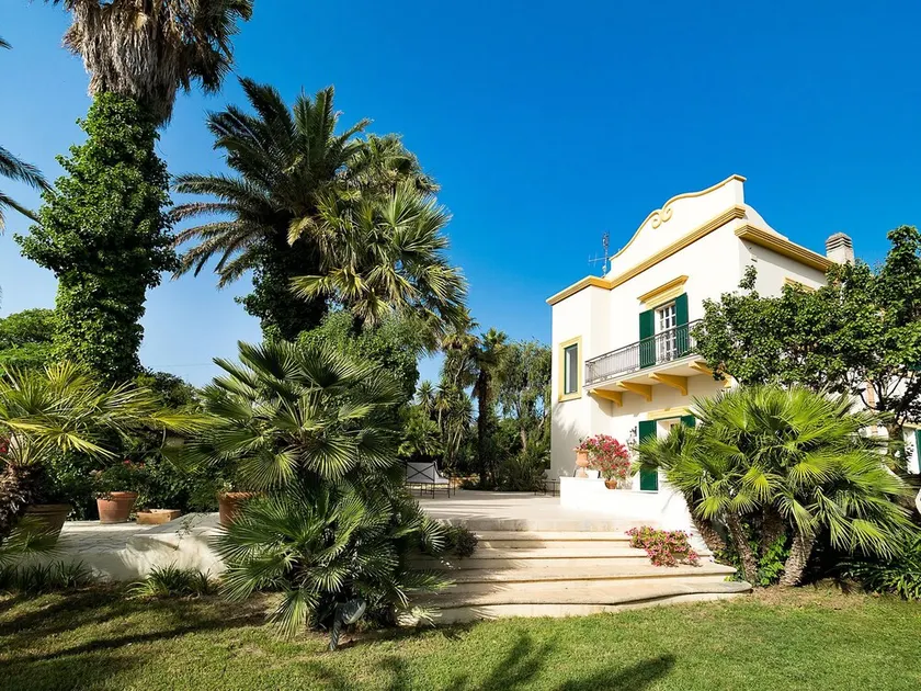 Elegant Villa With Pool and Garden - Image 1