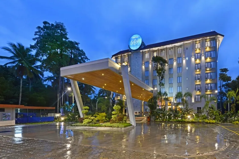 HOTEL DAFAM LINGGAU - Image 1