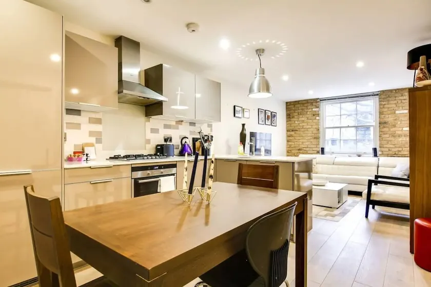 Modern 2 Bedroom Apartment With Balcony Close To Borough Tube - Image 1
