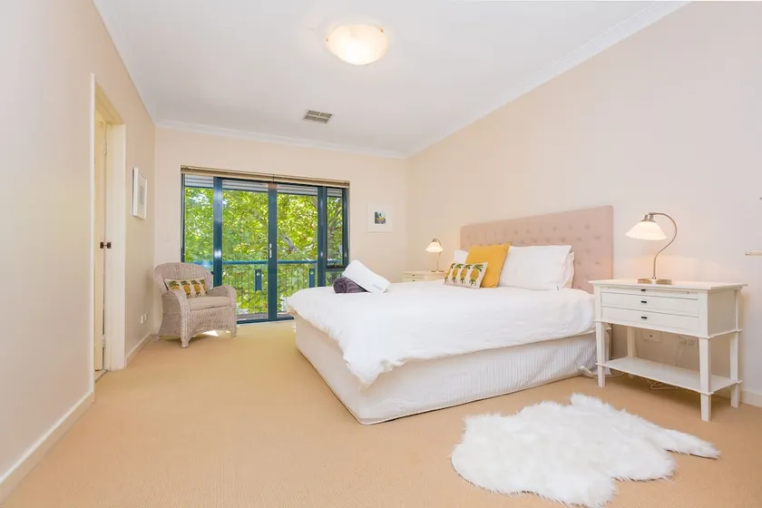 Luxurious Perth Townhouse - Image 1