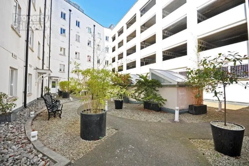 Piazza View Cathedral Quarter Apartment - Image 1