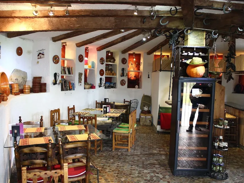 Rustic Cave House in Alcudia de Guadix with Pool - Image 1