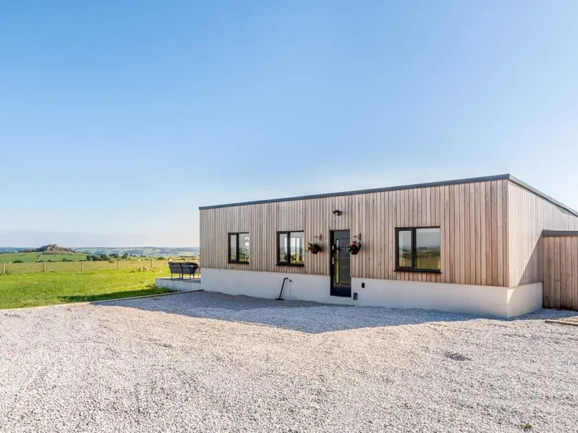 2-bed Modern Bungalow - Outstanding Country Views - Image 1