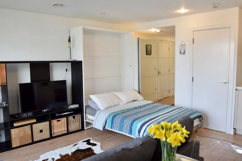 Stylish 1 Bedroom Studio Near Canary Wharf - Image 1