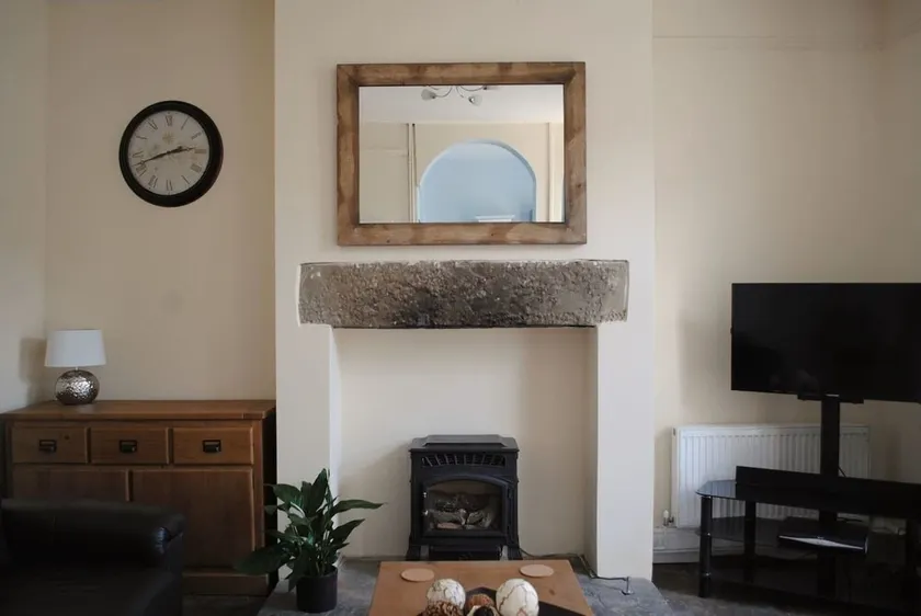 Inviting 2-bed House in Hebden Bridge Centre - Image 1