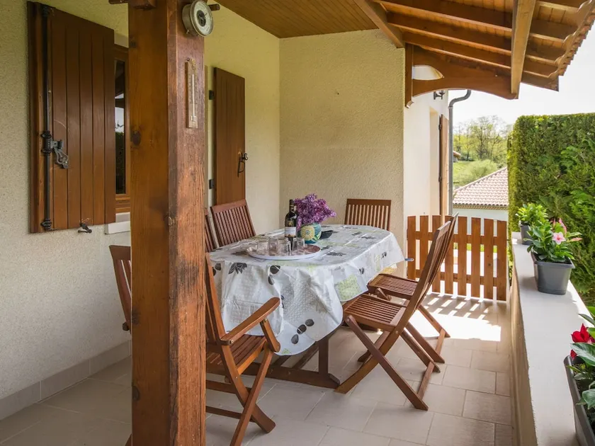 Elegant Holiday Home with Barbecue, Garden, Garden Furniture - Image 1