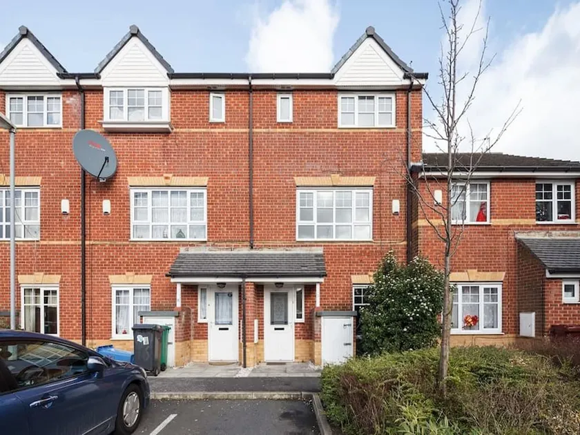 My-Places Large 4 Bed Town House (14A) - Image 1
