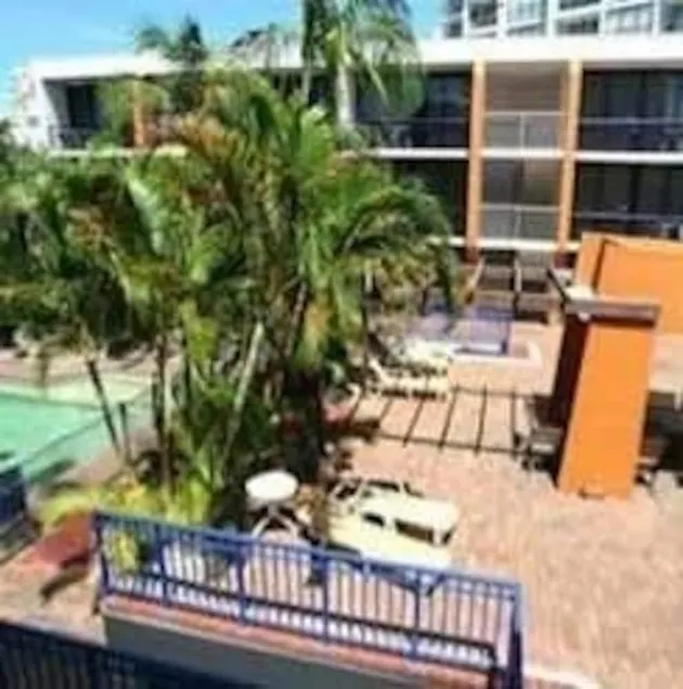 Club Surfers - Image 1