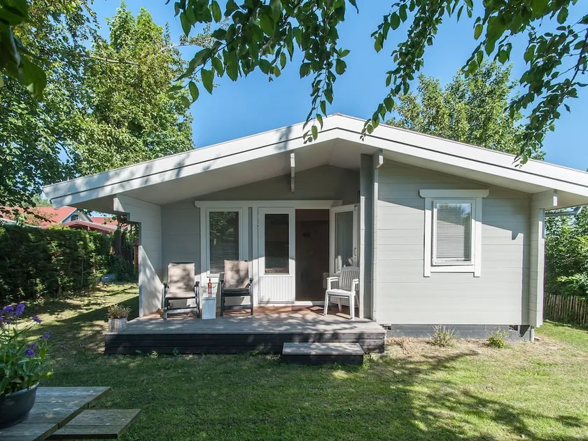 Modern holiday home with a south-west facing garden - Image 1