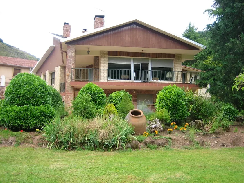 House With 4 Bedrooms in Pradoluengo, With Wonderful Mountain View and Enclosed Garden - Image 1