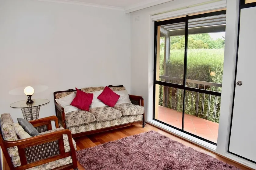 Cosy 1 Bedroom Apartment in Trendy Northcote - Image 1