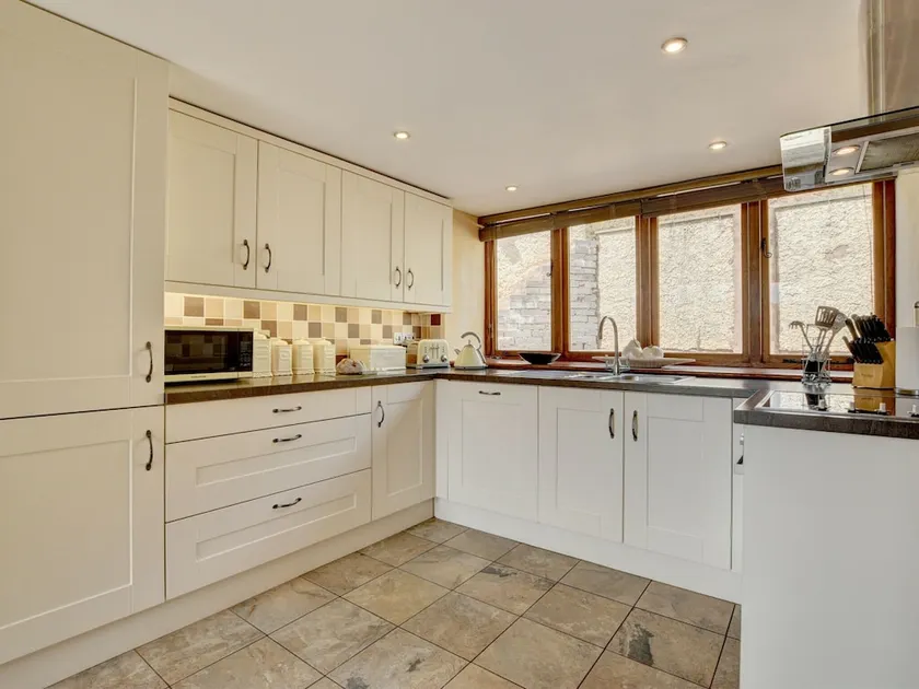 Rural Holiday Home in Tiverton With Jacuzzi Near Sea - Image 1