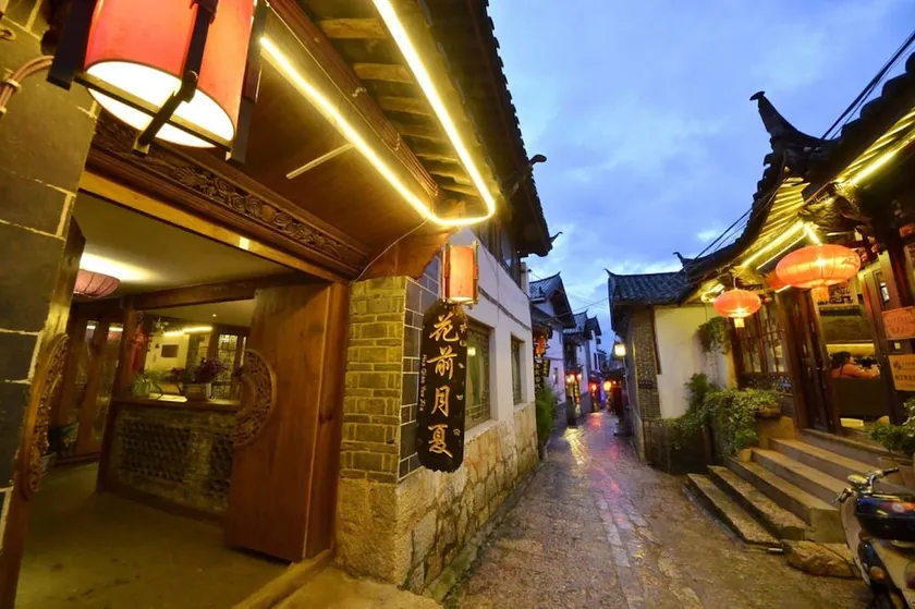 Huaqian Yuexia Inn Lijiang - Image 1