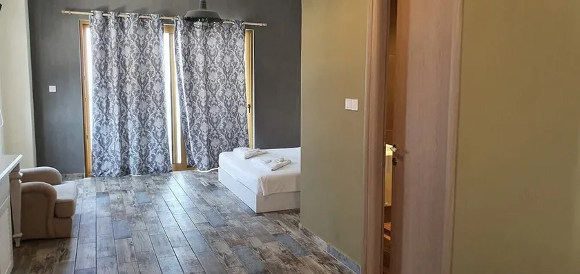 Jacksons Luxury Suites - Image 1