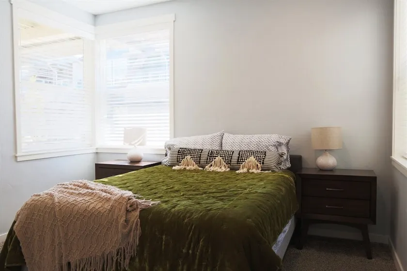 Ideal Convenience For The Traveling Professional - Image 1