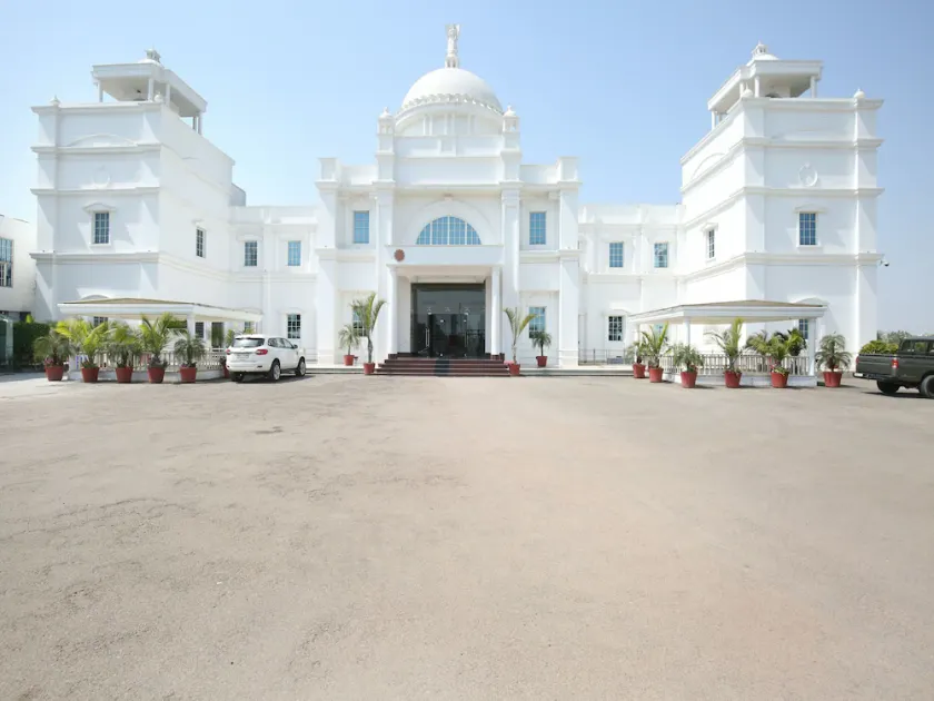 White Diamond Hotel - Image 1