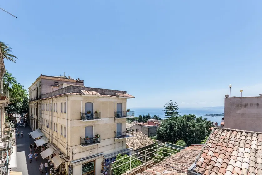 Teatro Greco Balcony Apartment - Image 1