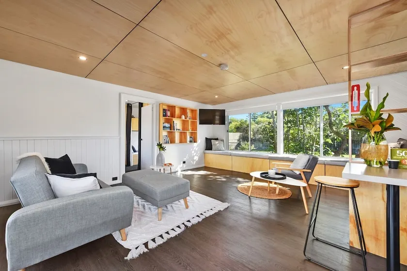 3 Bedroom Entertainer with Bungalow Next To Beach - Image 1