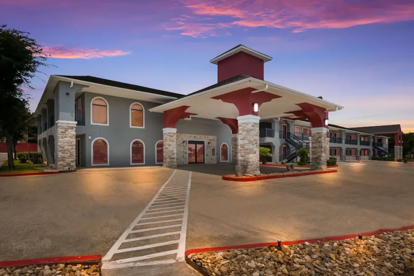 Best Western Huntsville Inn & Suites - Image 1