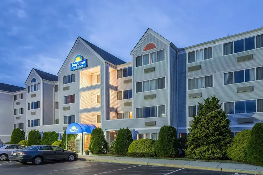 Days Inn & Suites by Wyndham Groton Near the Casinos - Image 1