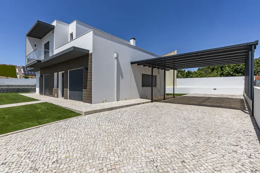 Captivating 4-bed House in Cadaval District-lisbon - Image 1