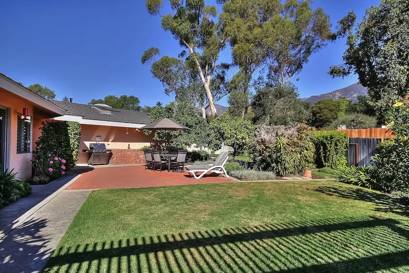 3BR 2BA Classic Montecito House Minutes to Butterfly Beach by RedAwning - Image 1