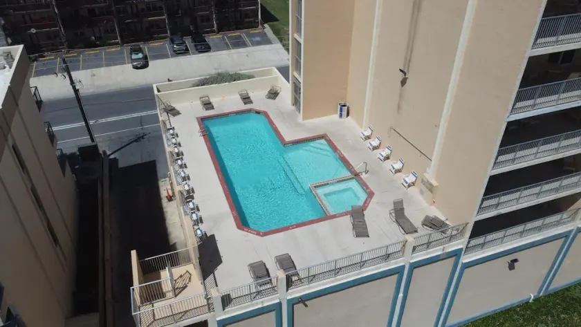 Penthouse Beachfront Views Renovated - Image 1