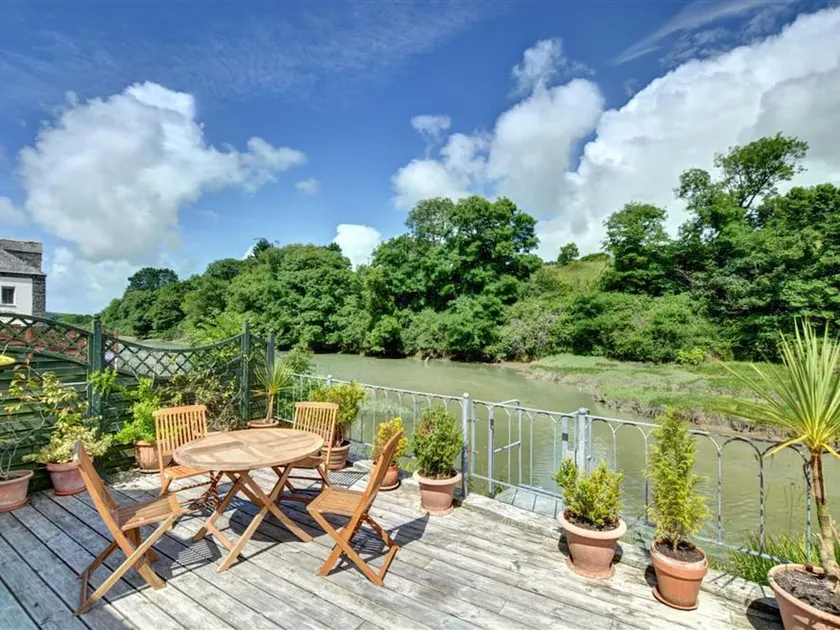 Plush Holiday Home Overlooking Petherick Creek in Cornwall - Image 1