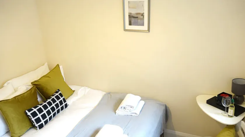 London Heathrow Airport Rooms LL By C&P - Image 1