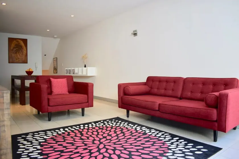 Tranquil 1 Bedroom Apartment With Sunny Courtyard - Image 1