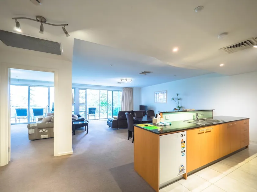 Glenelg Beachside Apartments - Image 1