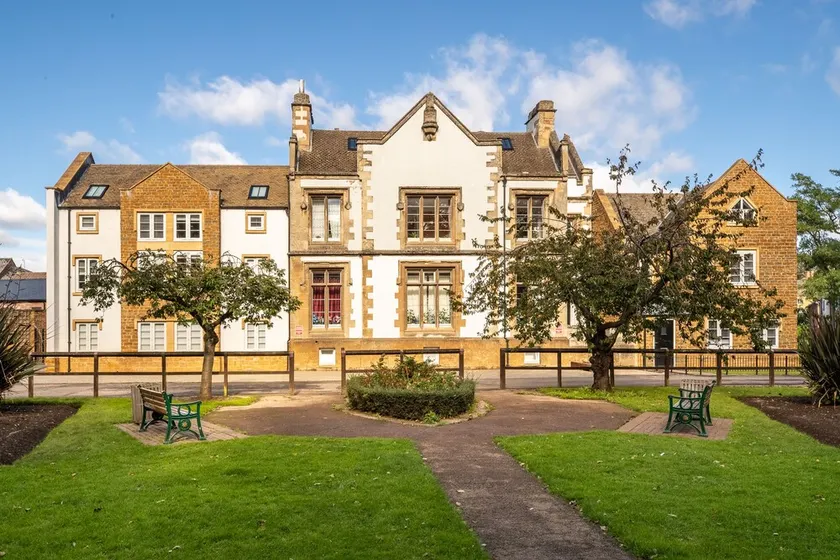 Inviting 1-bed Apartment in Banbury - Image 1