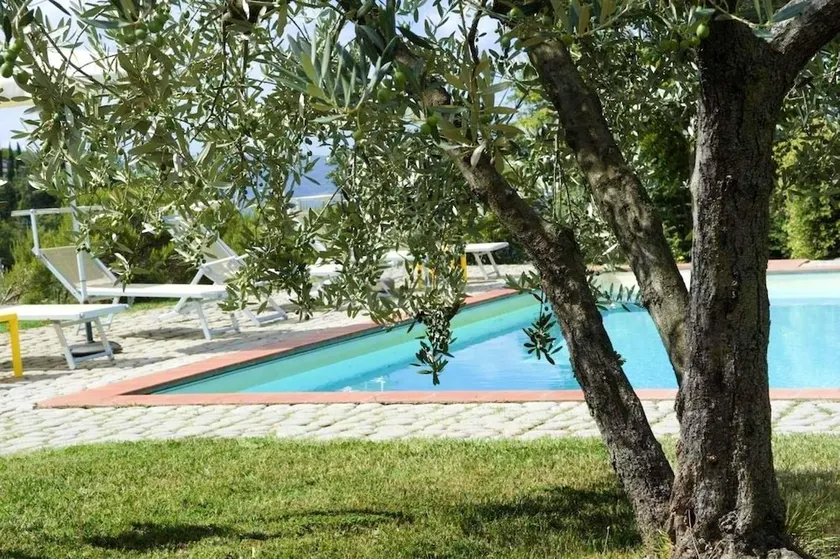 Apartment with 2 bedrooms in Castelfranco Piandisco with shared pool and furnished terrace - Image 1