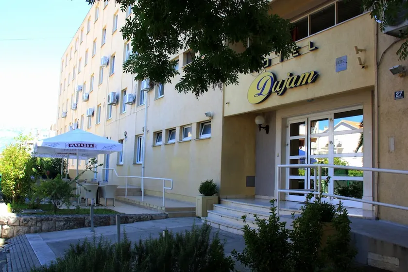 Dujam Hotel - Image 1