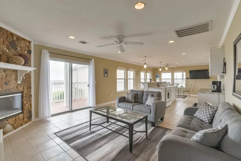Fun in the Sun in Seabrook/kemah, Huge Deck, Games, Fishing, Pet Friendly - Image 1