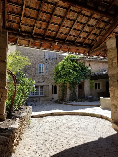 La Belle Cour - Image 1