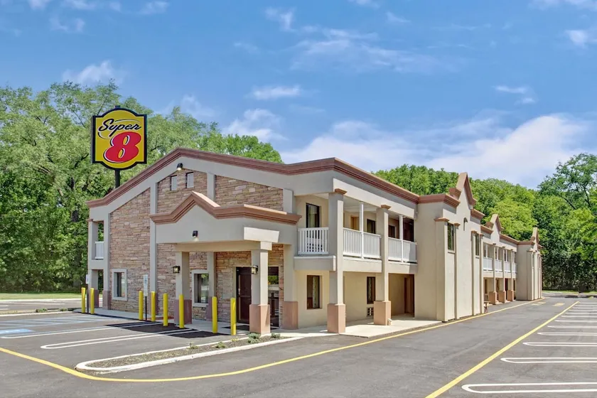 Super 8 by Wyndham Asbury Park - Image 1