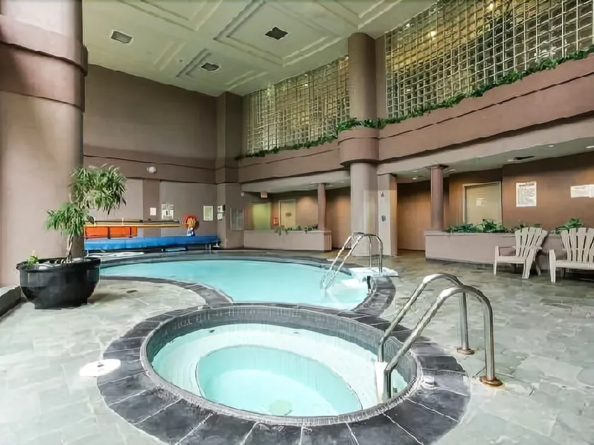 Beautiful Luxury Condo Toronto area - Image 1