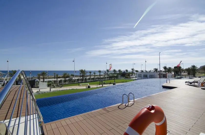 Luxury Beach front apartment - Image 1